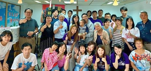 家人、教會及短宣隊同賀楊姊妹受洗