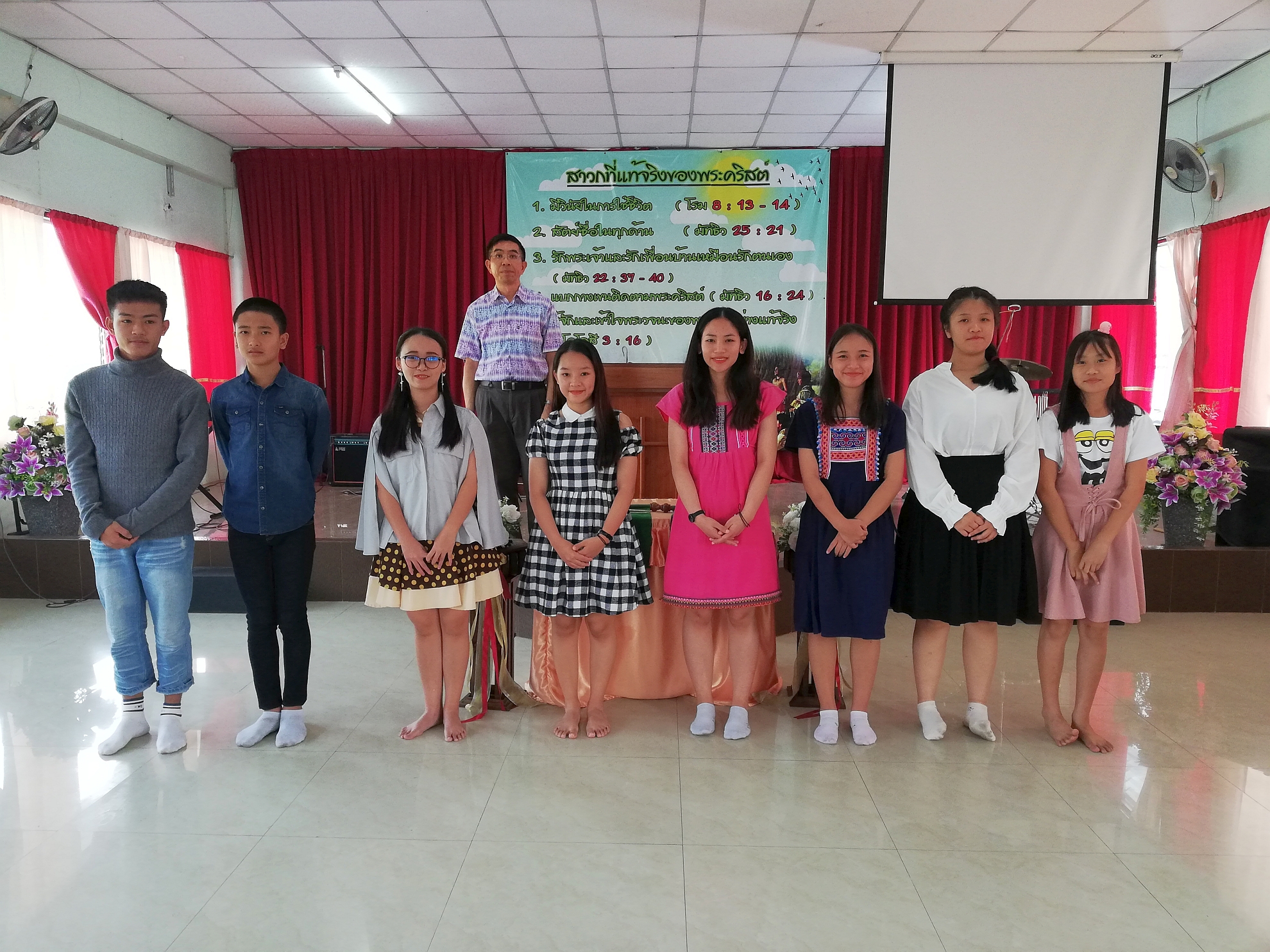 七位今學年離開宿舍的同學中 兩位是小六畢業 五位是高中畢業 另有一位是同工杜嘉加(左三) 她會繼續深造