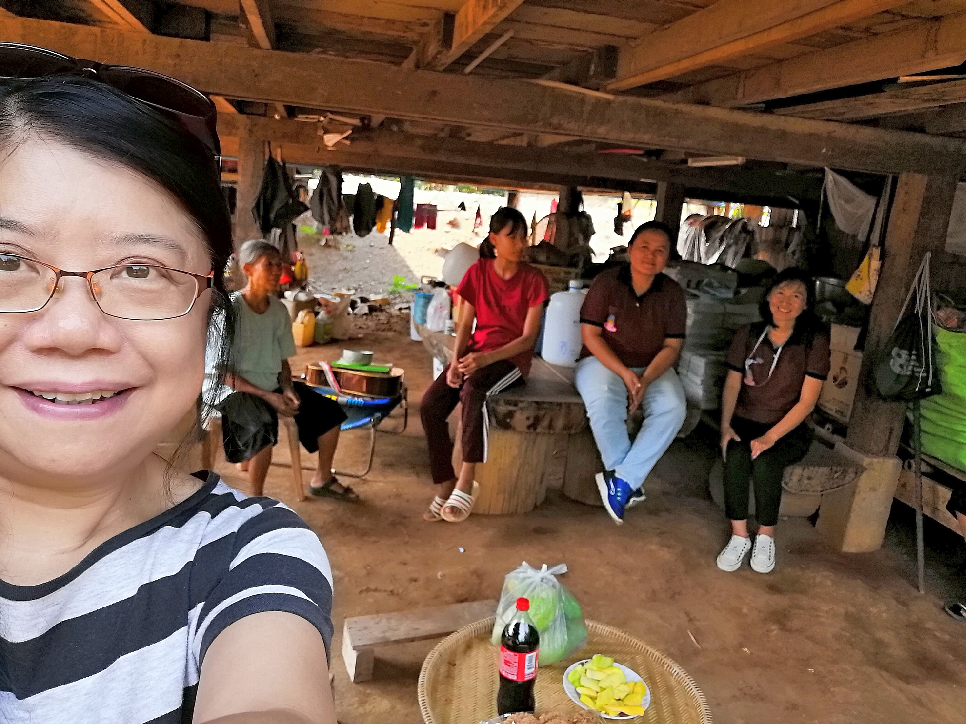 潔萍與同工一起往山區探訪學生