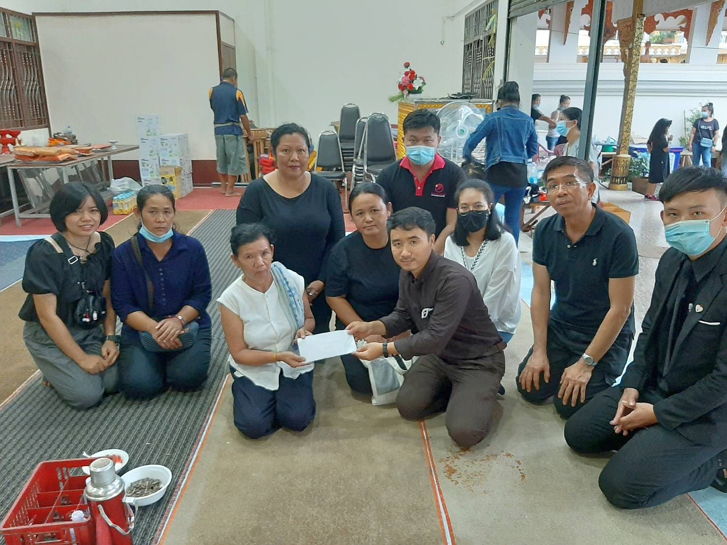 智慧逸蘭佈道所的堂委把慰問金 送給Sang的母親