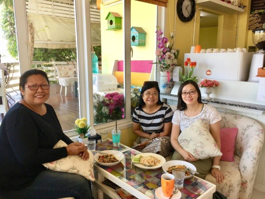 大學事工團隊： 資深宣教士傅張潔萍師母（中） 及本地同工Pu傳道（左)