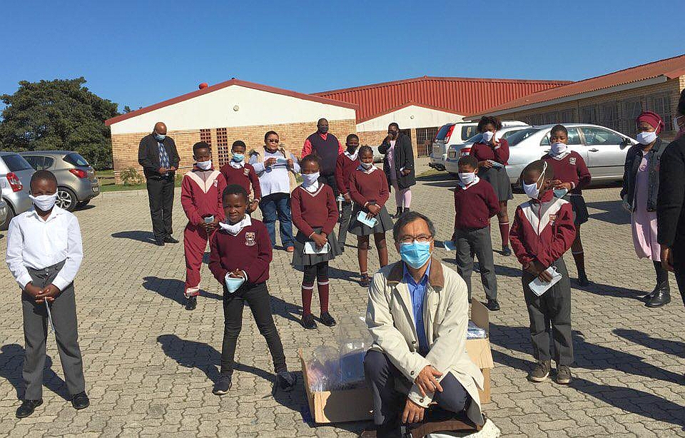 口罩惠萬民事工送口罩給小學學生