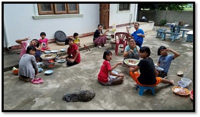 在新天之家與孩子一起享用泰式燒烤