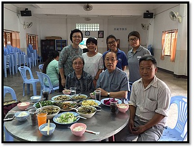 與潘牧師師母在熱水塘教會聚餐