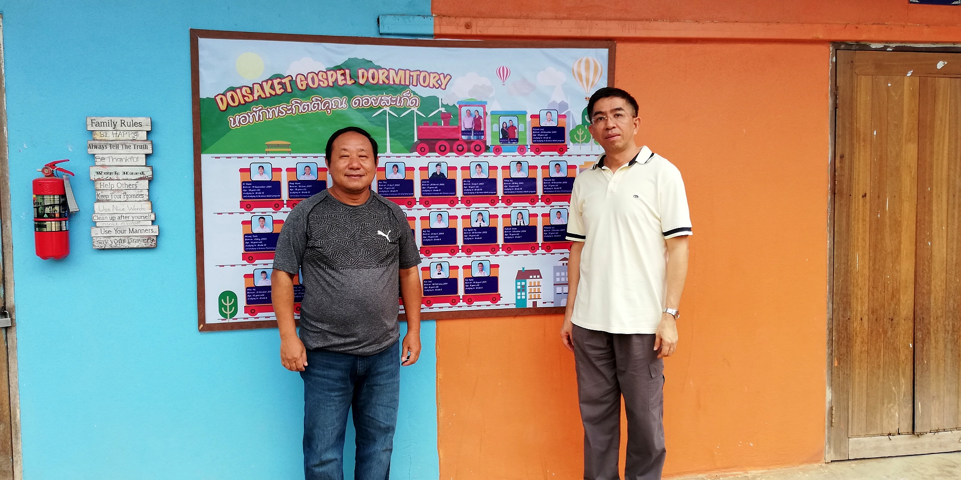 訪問一間苗族學生中心 負責人的大兒子是他的同工