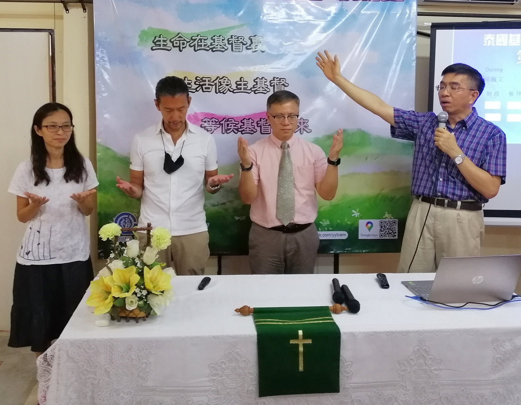 昌達為三位悅語堂的新職員禱告