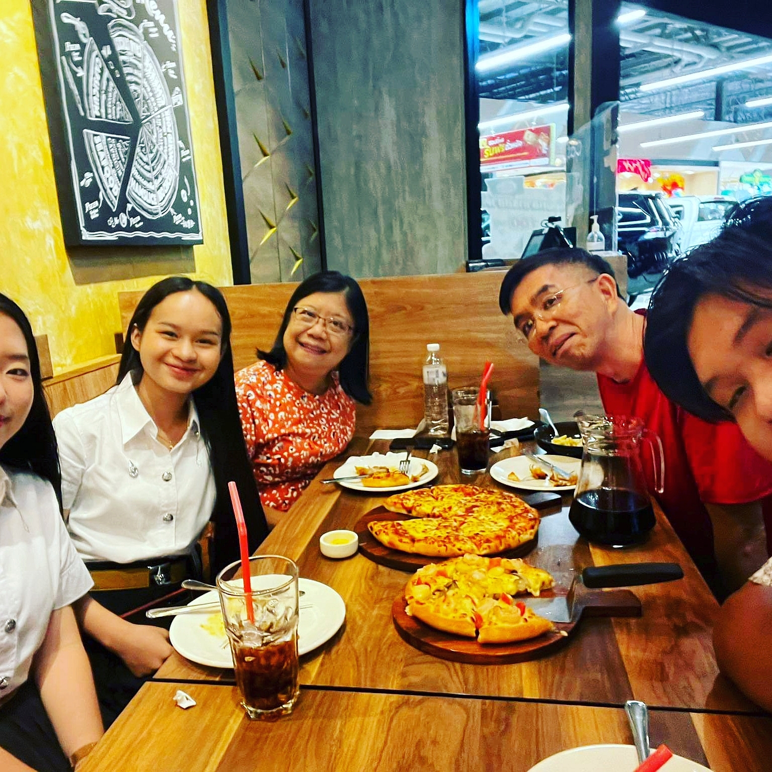 往清萊與三位剛就讀皇太后大學的舊生見面 請他們吃薄餅