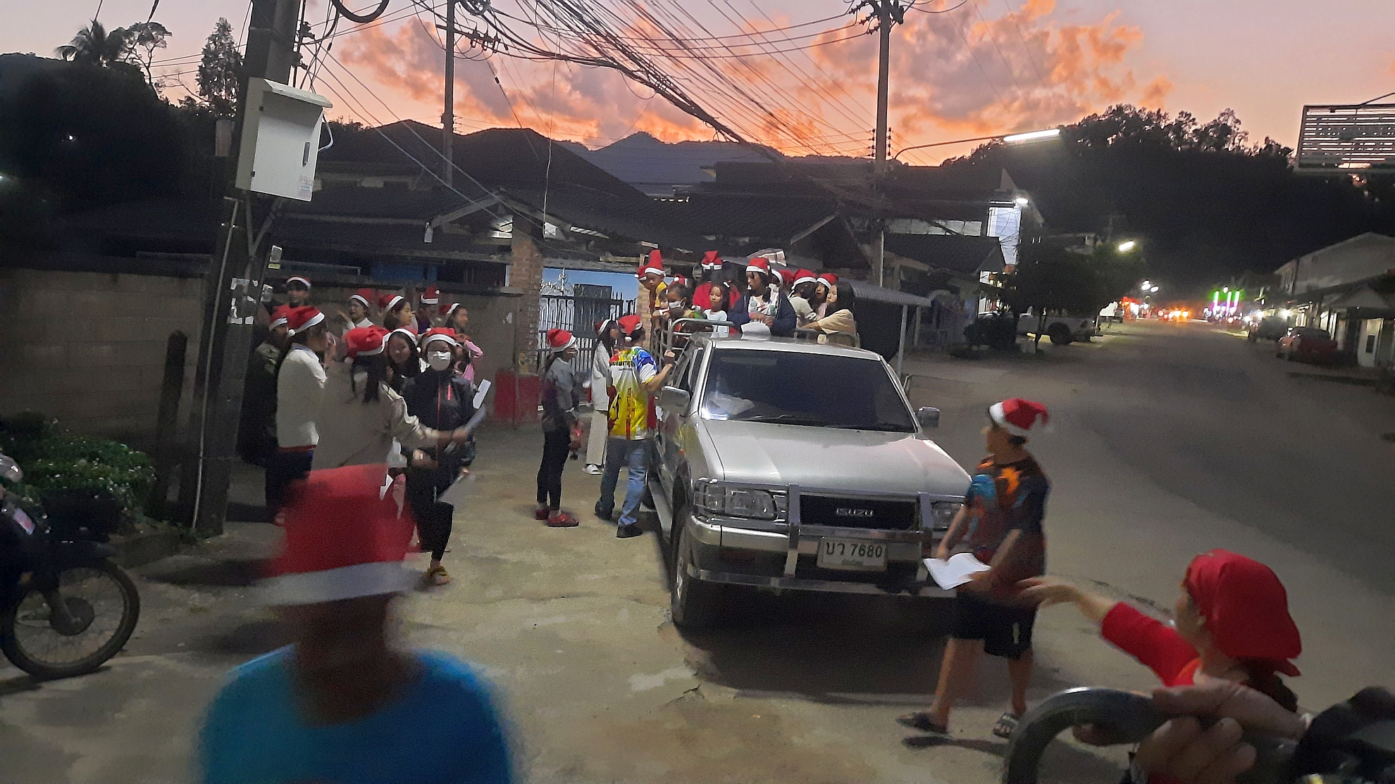 歌詠隊乘農夫卡車出發到村莊去