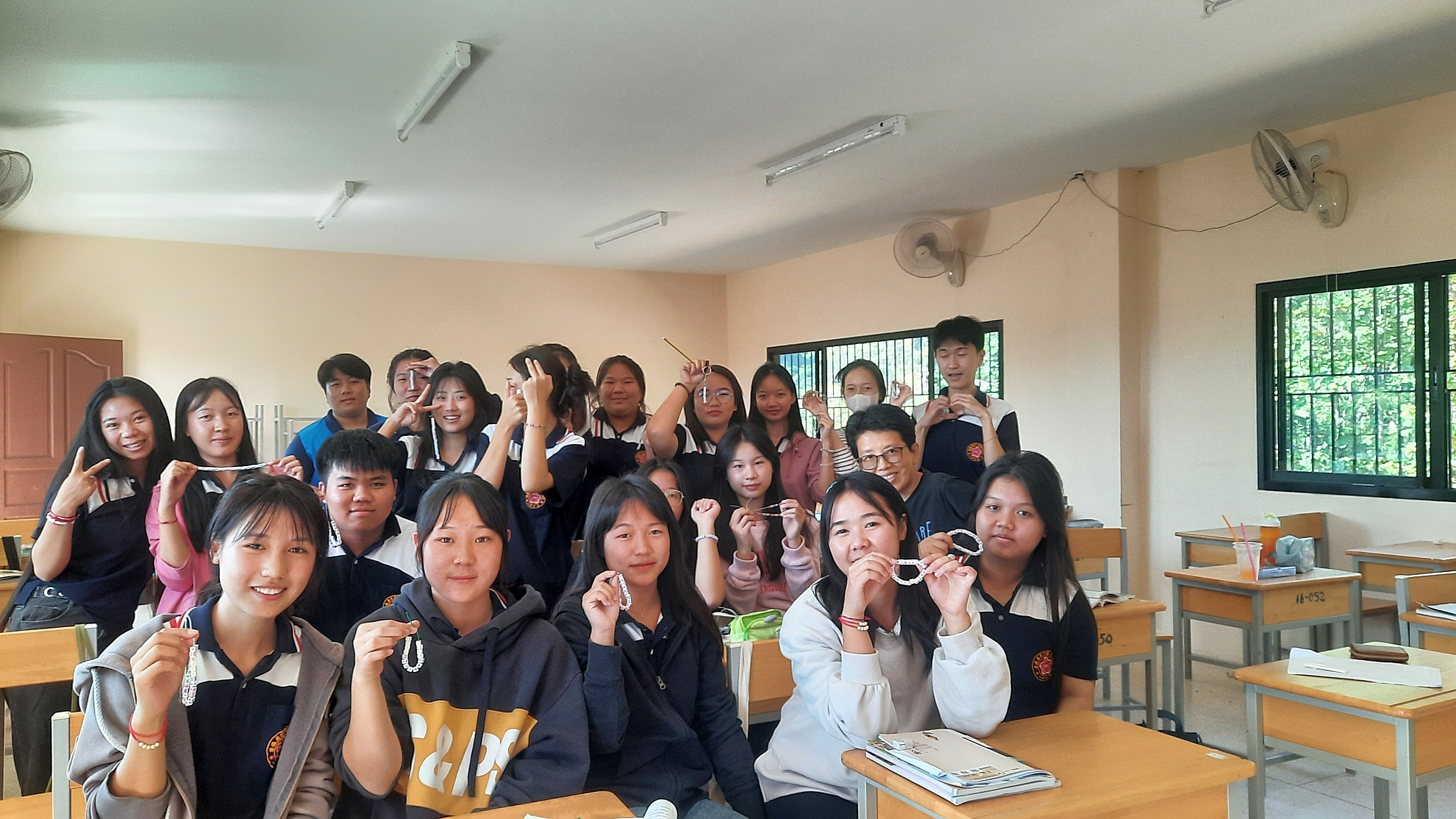 同學們的聖誕金句鏈子 是各自的精心製作