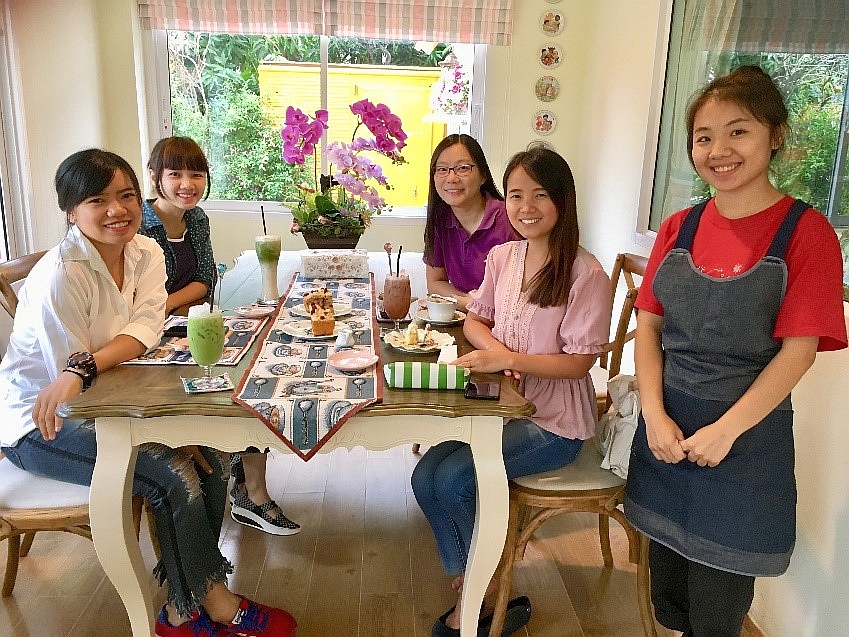 探班(宿生於咖啡店打暑期工)