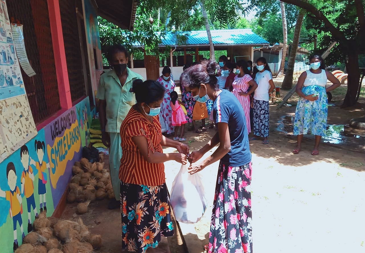 本地赤貧家庭於疫情中接受教會的物資