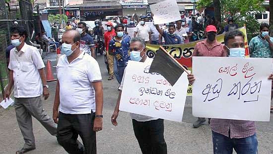 斯里蘭卡民眾要求燃油降價——圖片Daily Mirror Online