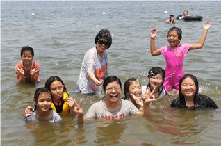 中心旅行，在淡水湖玩得很開心！ 