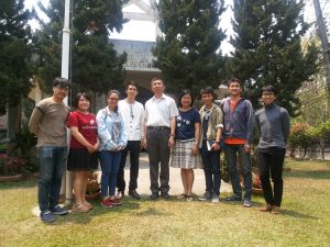 學生往附近一間教堂參加主日崇拜